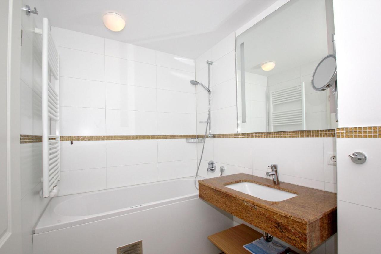 Strandnahe Fewo Rex Rugia: Balkon & Erlebnisbad Lobbe Exterior photo
